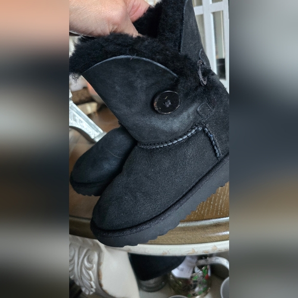 UGG - Picture 12 of 17